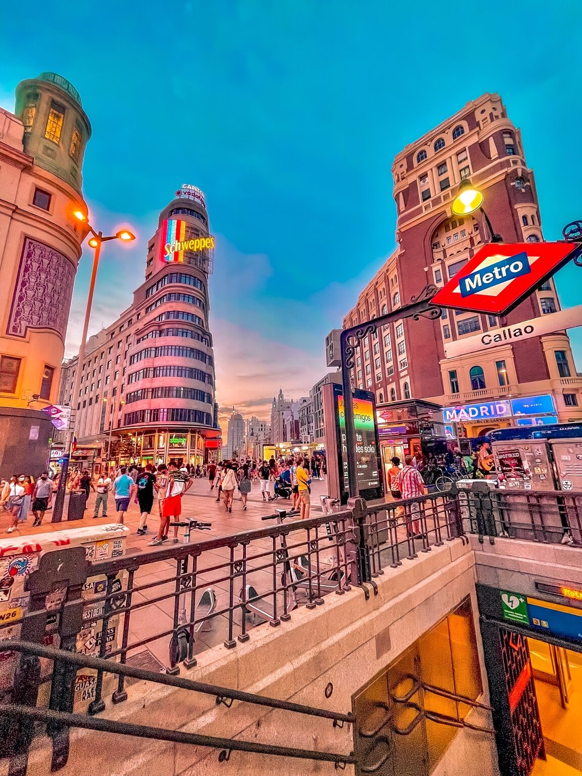 Plaza de Callao con el edificio Capitol y la entrada del metro
