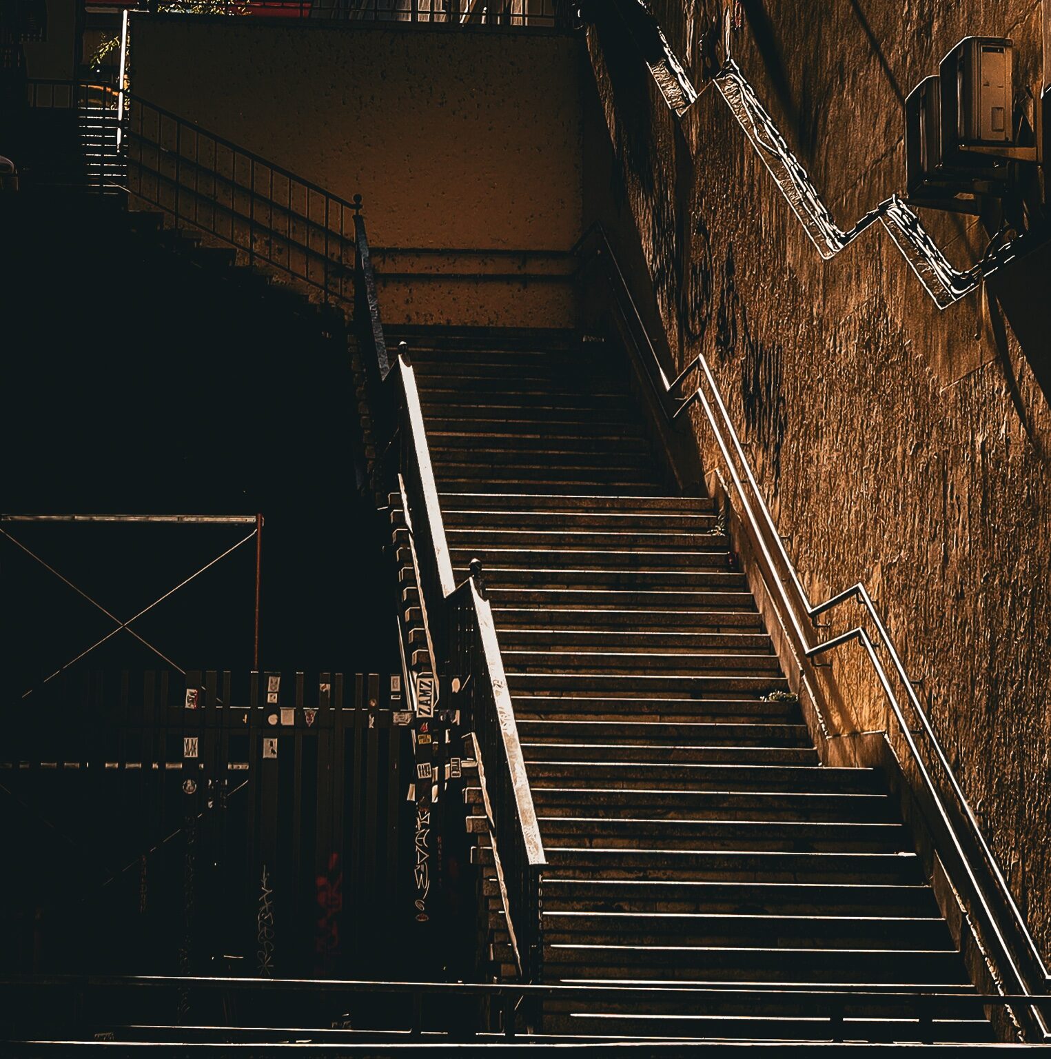 Escalera de líneas geométricas entre luces y sombras