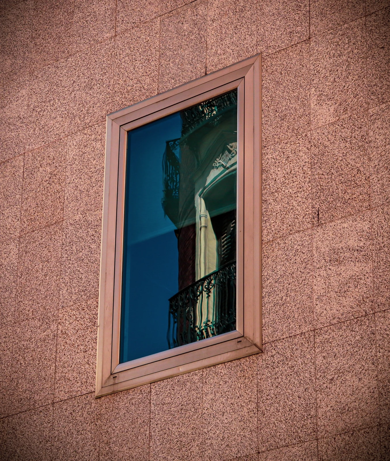 Una ventana, otra fachada — fotografía de Carlos Grattelly en Madrid