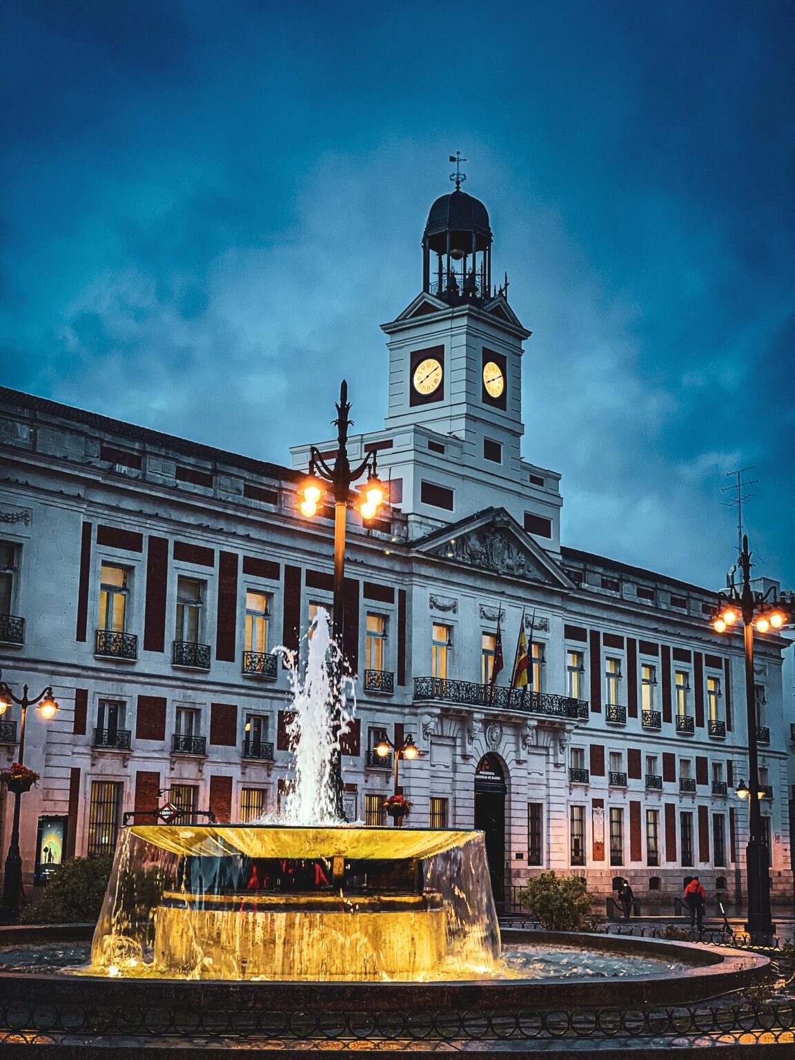 Fuente iluminada frente a la Real Casa de Correos en la Puerta del Sol